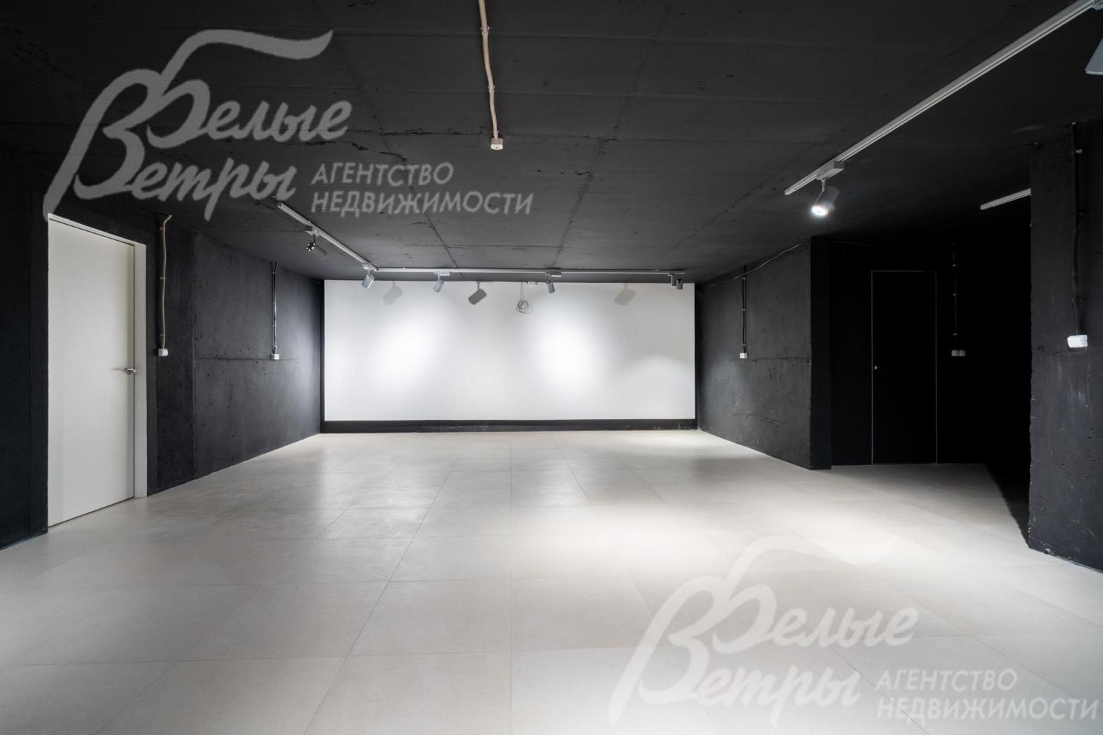 Оборудованный кинотеатр с экраном на функциональном цокольном этаже