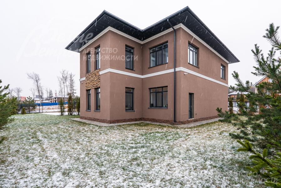 Дом стоит на облагороженном ровном участке в приватной части коттеджного посёлка