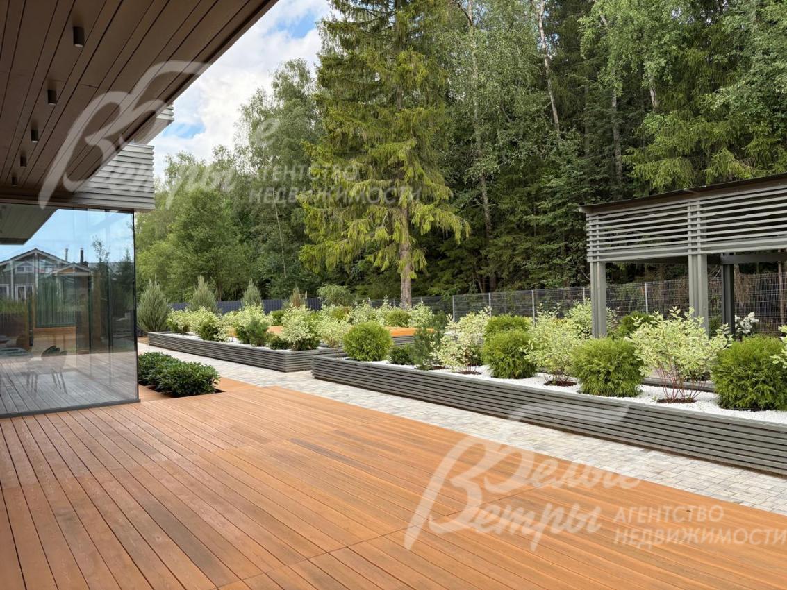 Терраса дома оформлена покрытием из деревянной доски