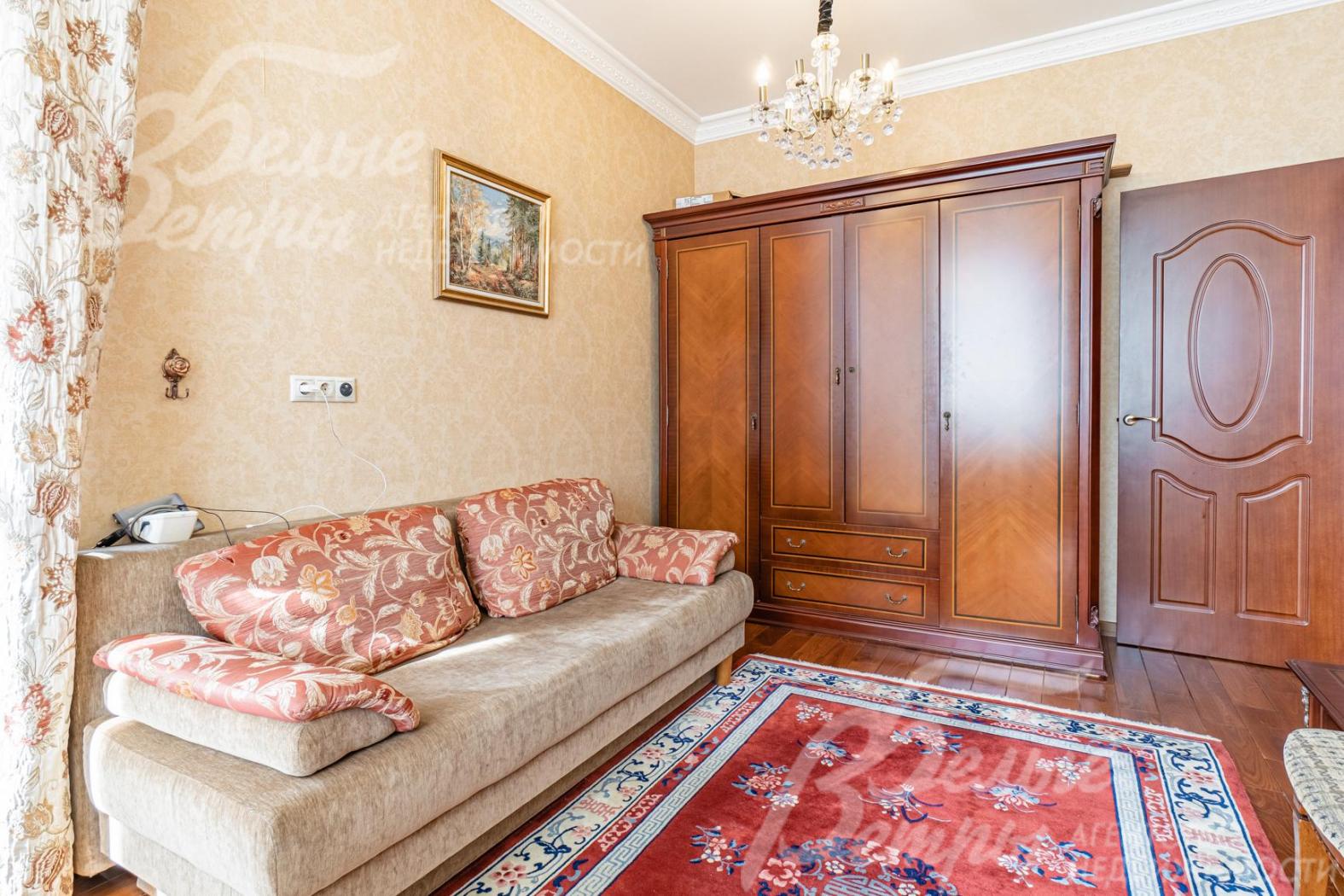 Мебель в кабинете выполнена по индивидуальному заказу из массива дуба