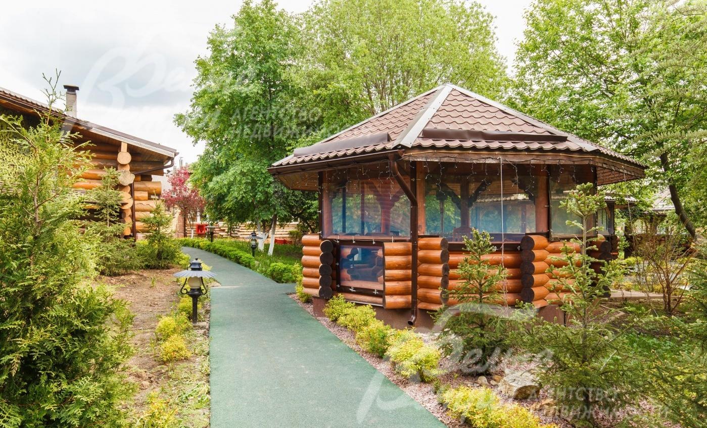 Беседка-барбекю рядом с банным комплексом