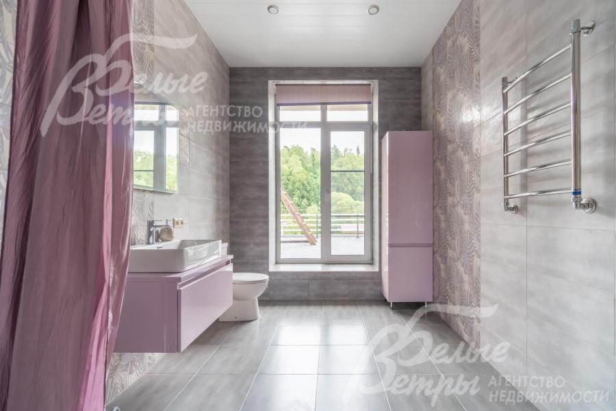 Санузел на втором этаже, оформленный в нежных серо-сиреневых оттенках