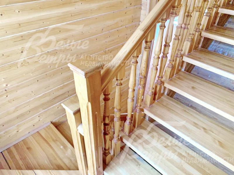 Деревянная лестница и поручни из массива лиственницы