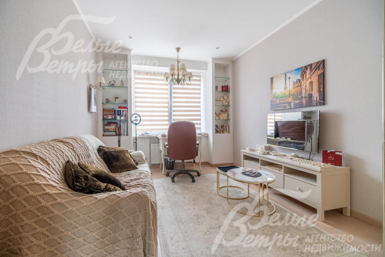 полностью меблированный кабинет на втором этаже