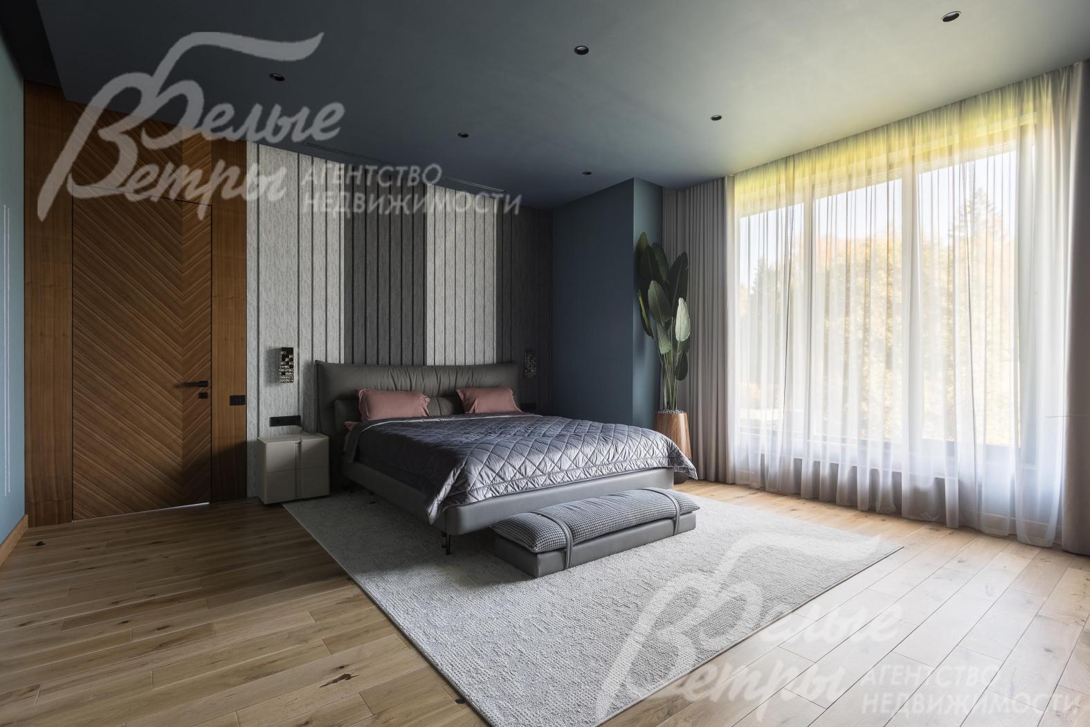 Одна из спален на втором этаже. На полу - инженерная доска. Межкомнатные двери высотой 2,75м выполнены из шпона американского ореха