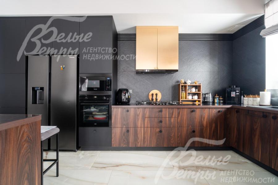 Кухня укомплектована всей необходимой техникой: газовой варочной панелью Gorenje на 5 конфорок, духовым шкафом AEG, микроволновой печью Weissgauff, посудомоечной машиной Electrolux, вытяжкой KUPPERSBERG