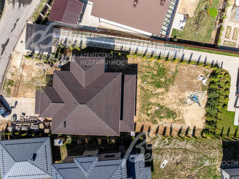 Вид на дом и участок с высоты птичьего полёта