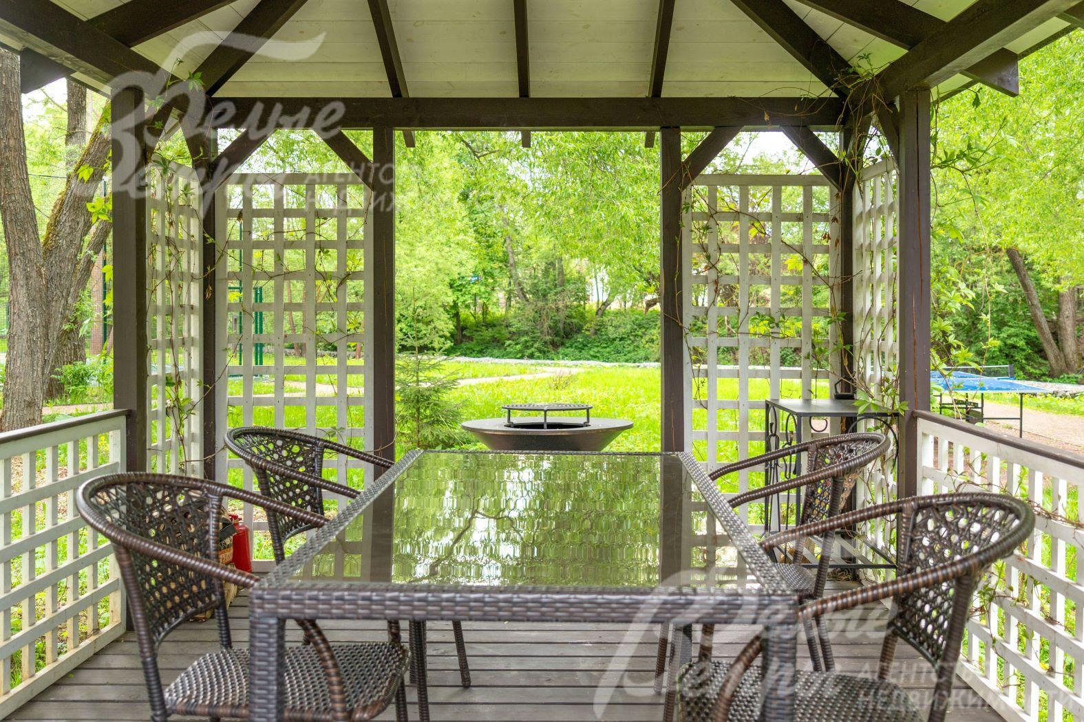 Зона отдыха в беседке 