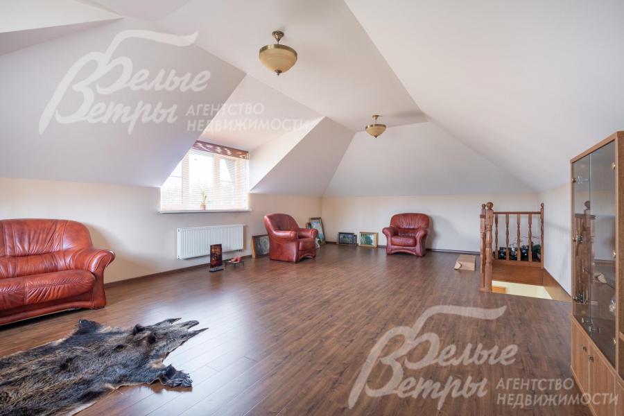 На втором этаже - большая комната-гостиная, высота потолка – до 2,7 м