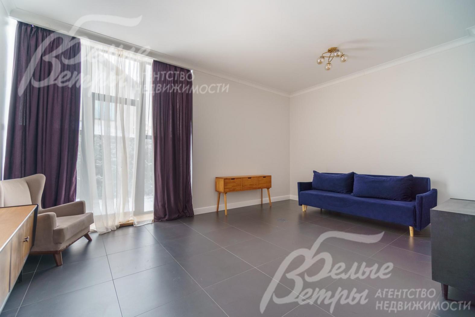 Дом частично меблирован.