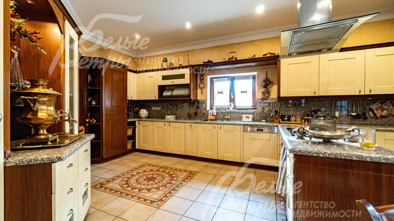 Кухонный гарнитур с островом со встроенной техникой Miele