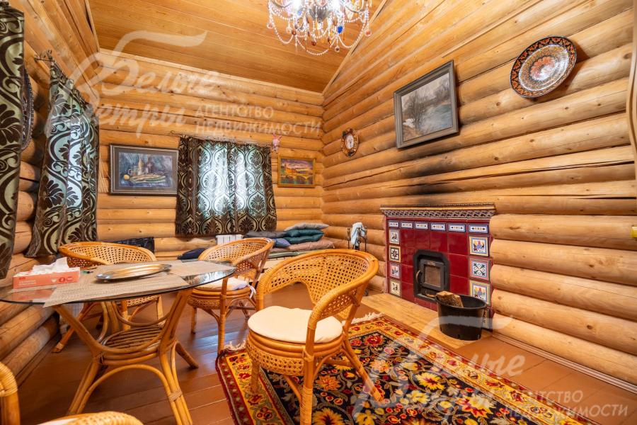 В бане есть комната отдыха, оформленная в стиле традиционной русской избы с акцентом на натуральные материалы