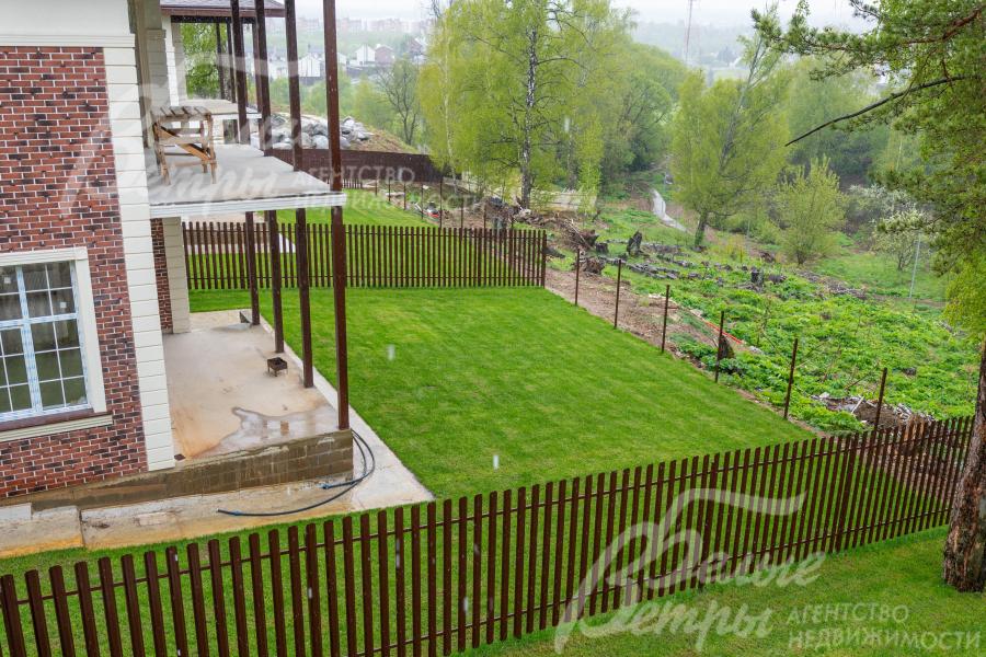 Дом находится на возвышенности