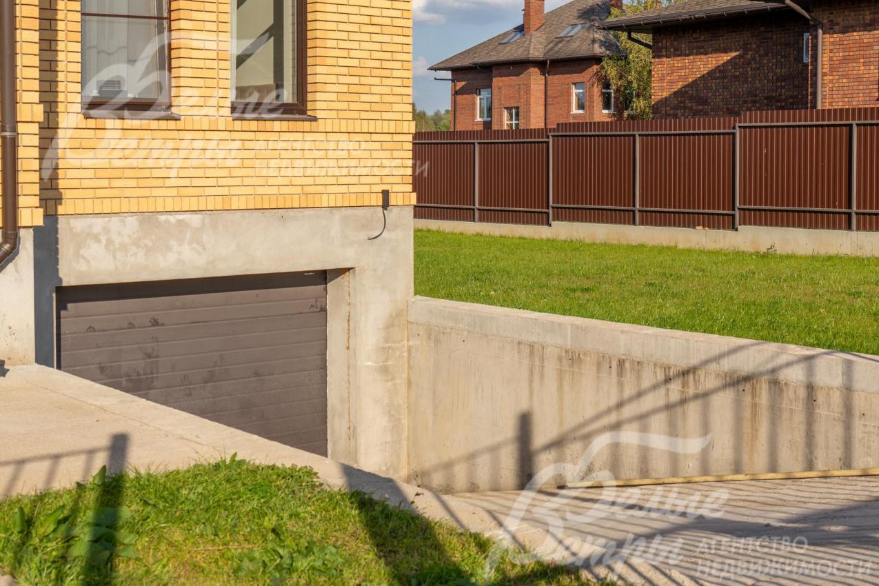 Перед въездом в гараж - пандус с плавным уклоном