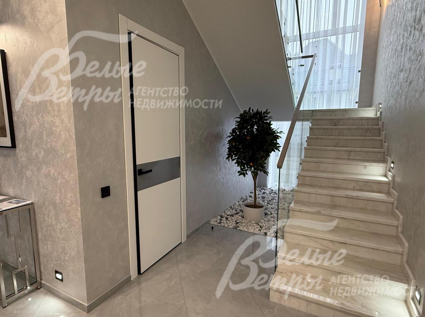 На второй этаж ведёт железобетонная лестница с отделкой из натурального мрамора, стеклянным ограждение и дубовым деревянным поручнем