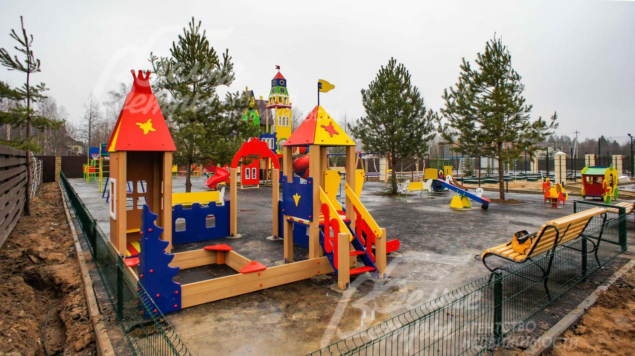 Детская площадка в поселке Усадьба Шарапово