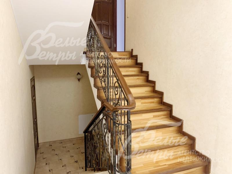 Лестница на ж/б основании, ступени и поручни - дерево, перила кованые