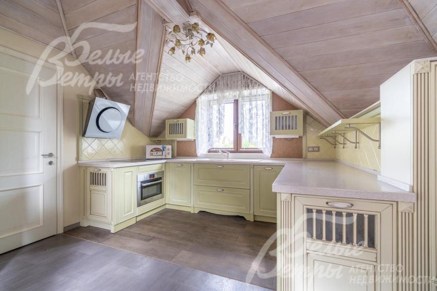 На кухонной зоне - дорогостоящий гарнитур со встроенной техникой