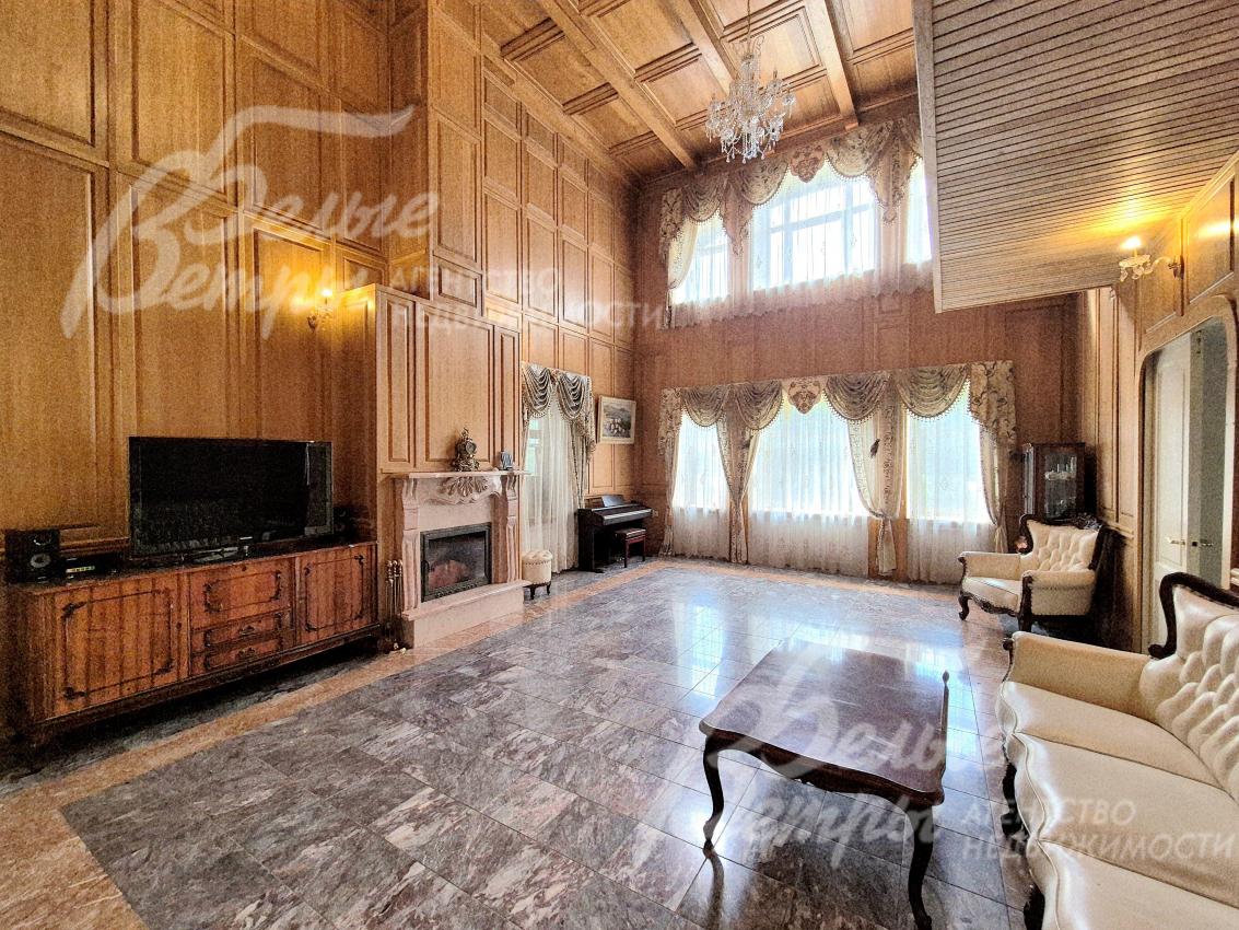 Просторная двухсветная гостиная 41 кв.м с камином.