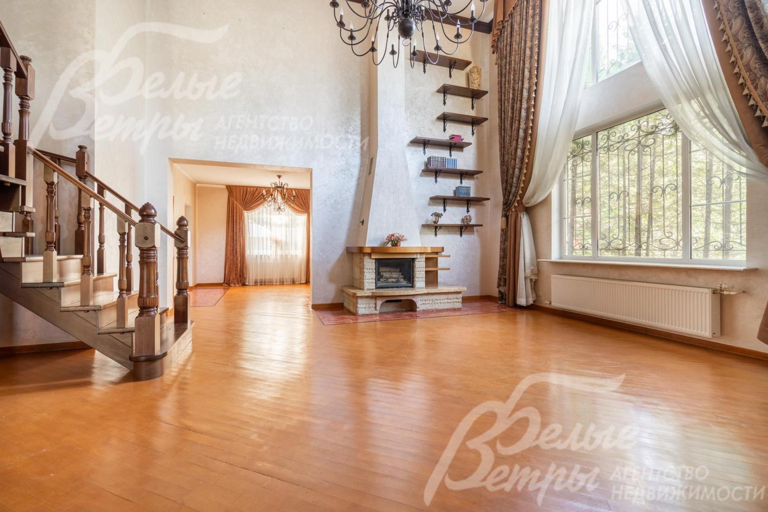 В гостиной установлен камин