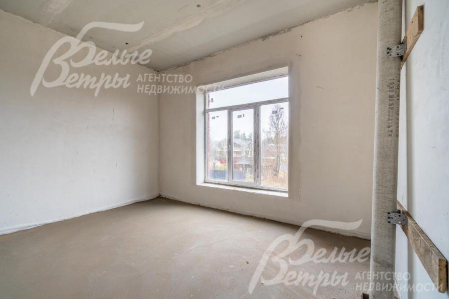 Одна из спален на втором этаже. В доме установлены двухкамерные окна Brusbox, их высота на 2-м этаже - 2,33 м