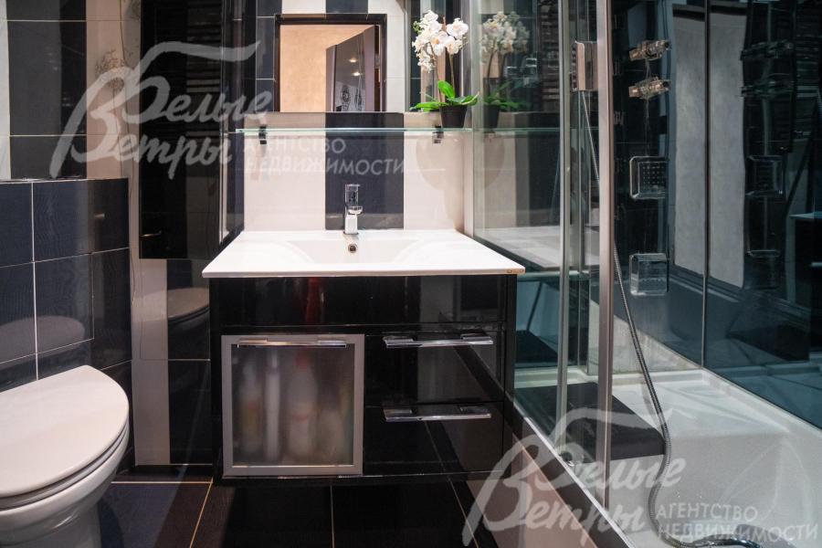 Санузел с душевой кабиной на первом этаже