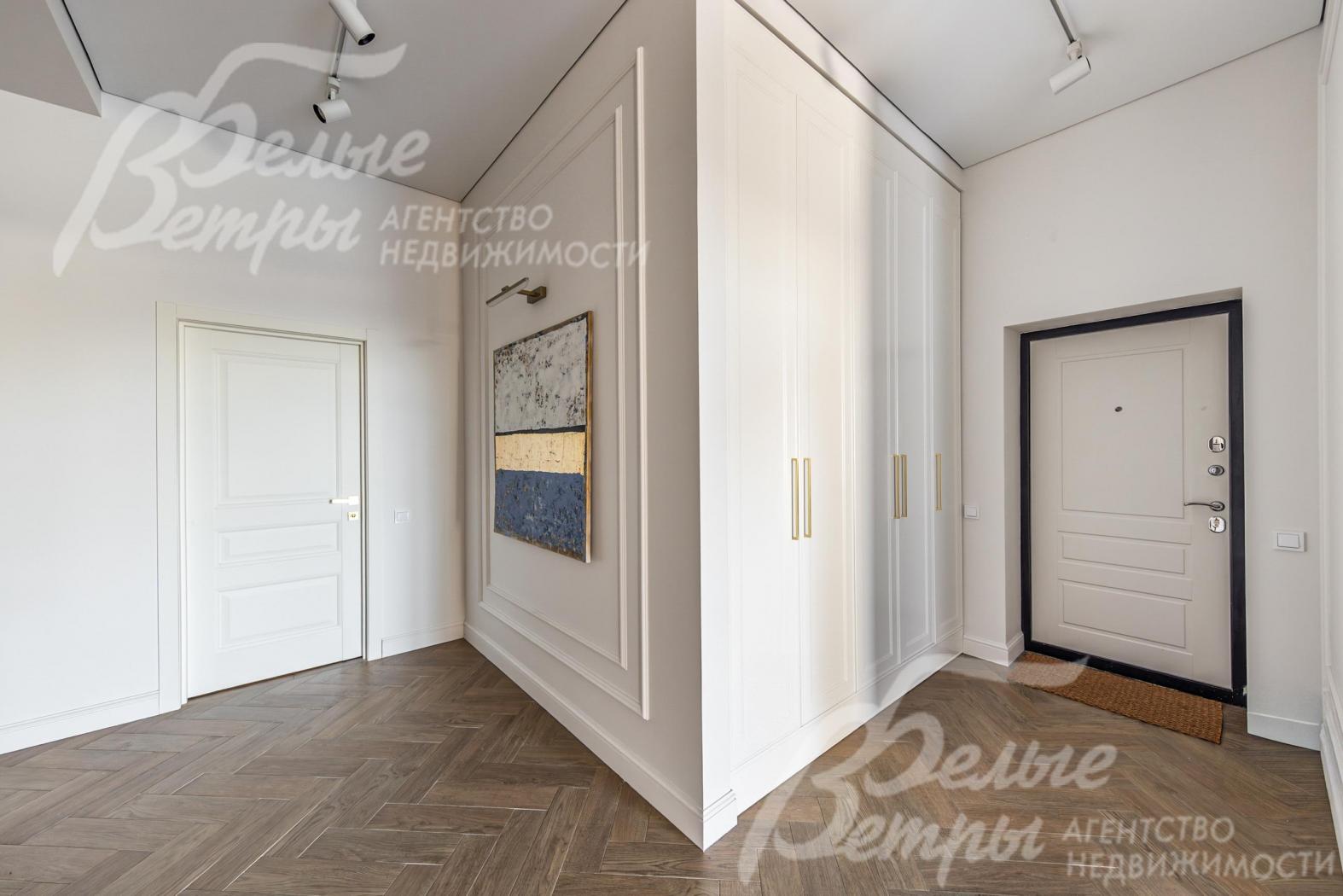 Холл-прихожая с системой хранения