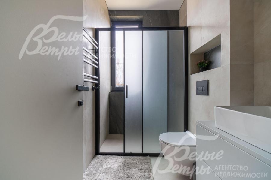 Один из санузлов со встроенным душевым уголком