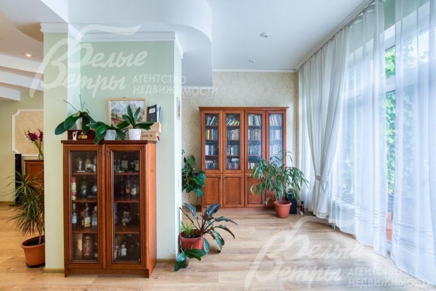 В гостиной - большое панорамное окно с выходом на участок