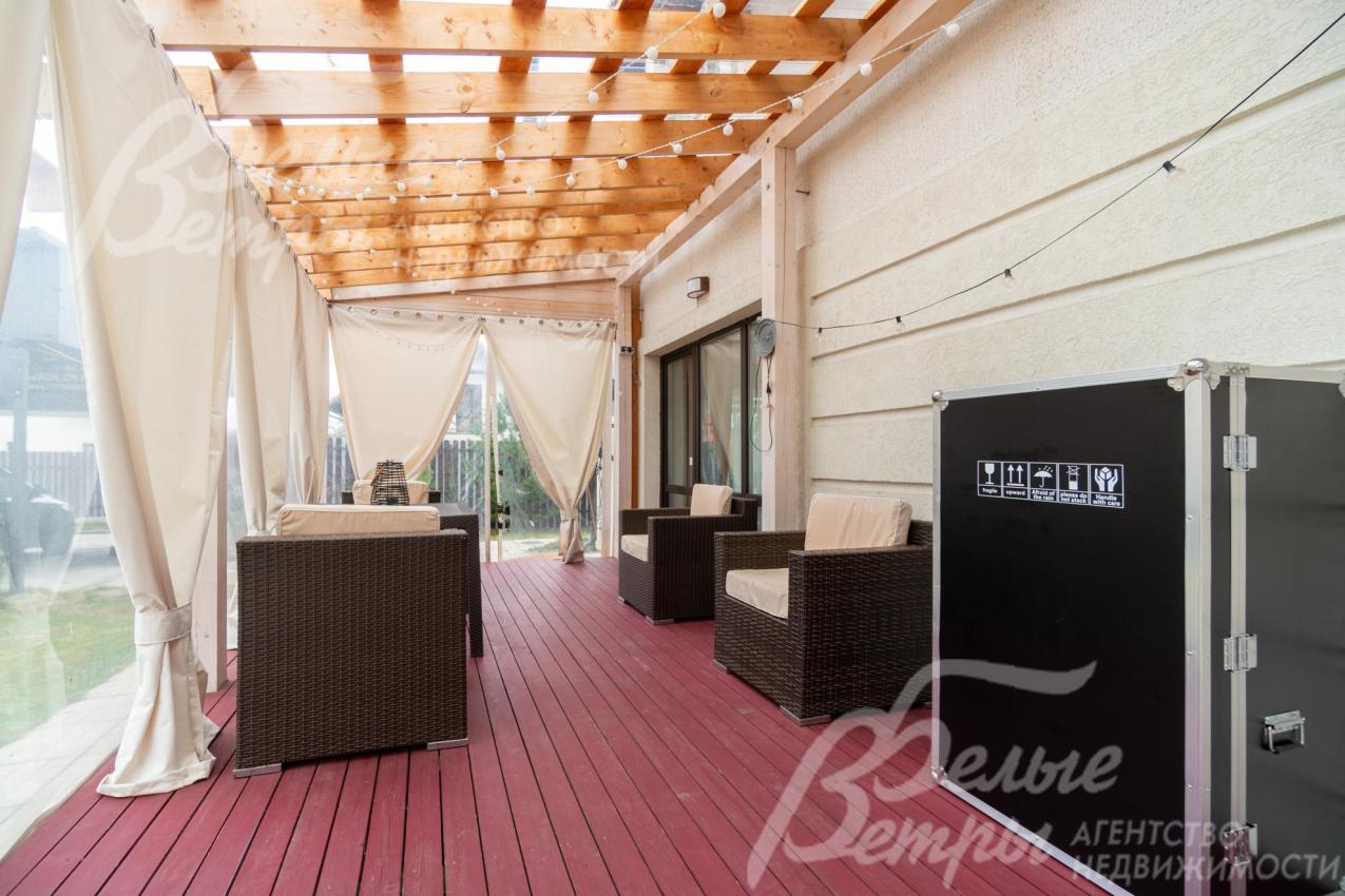 На террасе установлена садовая мебель, предусмотрено мягкое остекление, террасы покрыта решётчатой крышей, пропускающей естественный свет