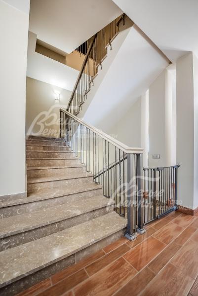 Широкая лестница отделана мрамором