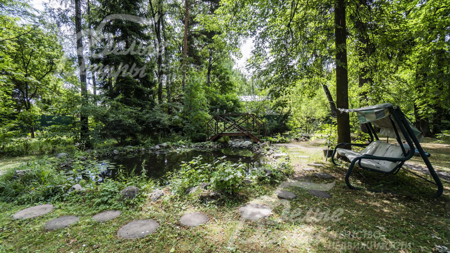 Искусственный пруд диаметром 8 м с мостиком