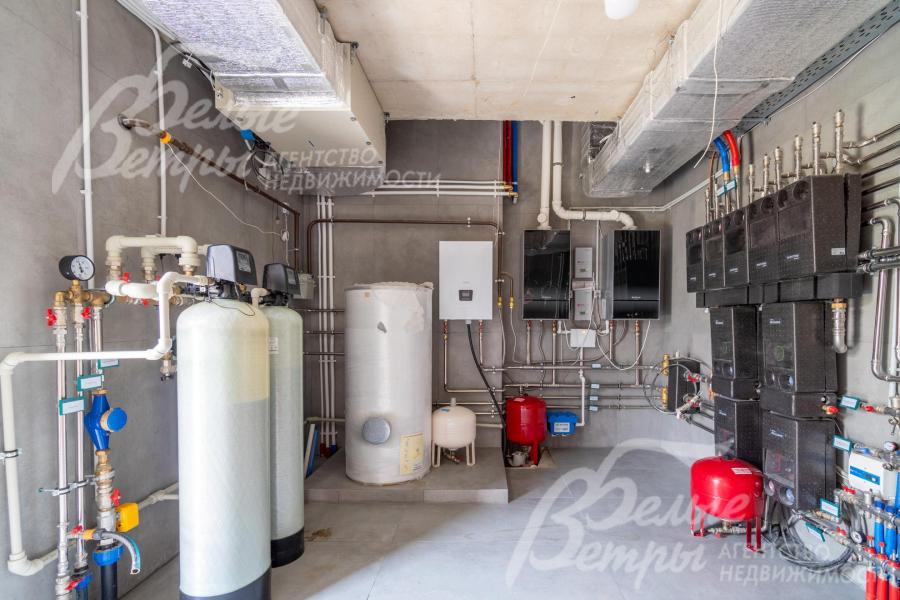 Отопление - через 2 котла Buderus на 63 кВт, также есть резервный электрический котёл Baxi