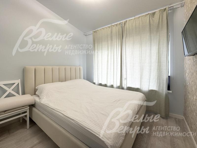 На втором этаже расположена спальня с кроватью от SKDESIGN и оборудованной гардеробной