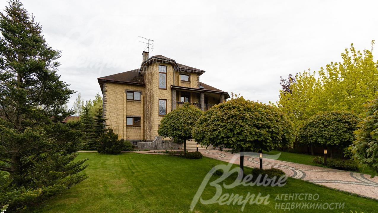 Дом отделан облицовочным кирпичом, рваным камнем, много декора из искусственного камня