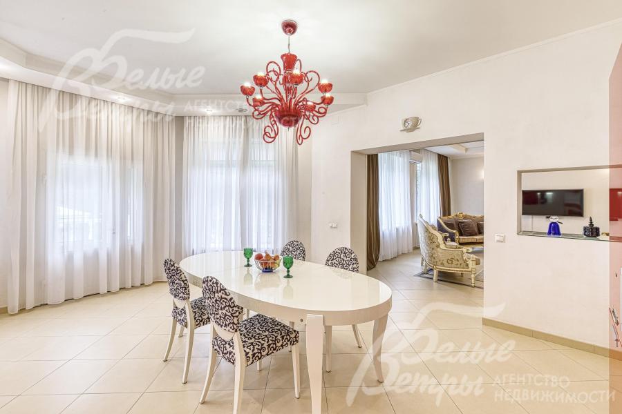 Вход в кухню-столовую - через портал из гостиной