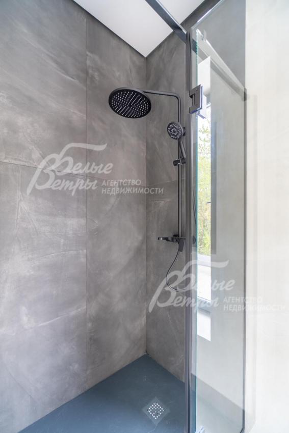 В санузлах - крупноформатная плитка серых цветов, качественная сантехника