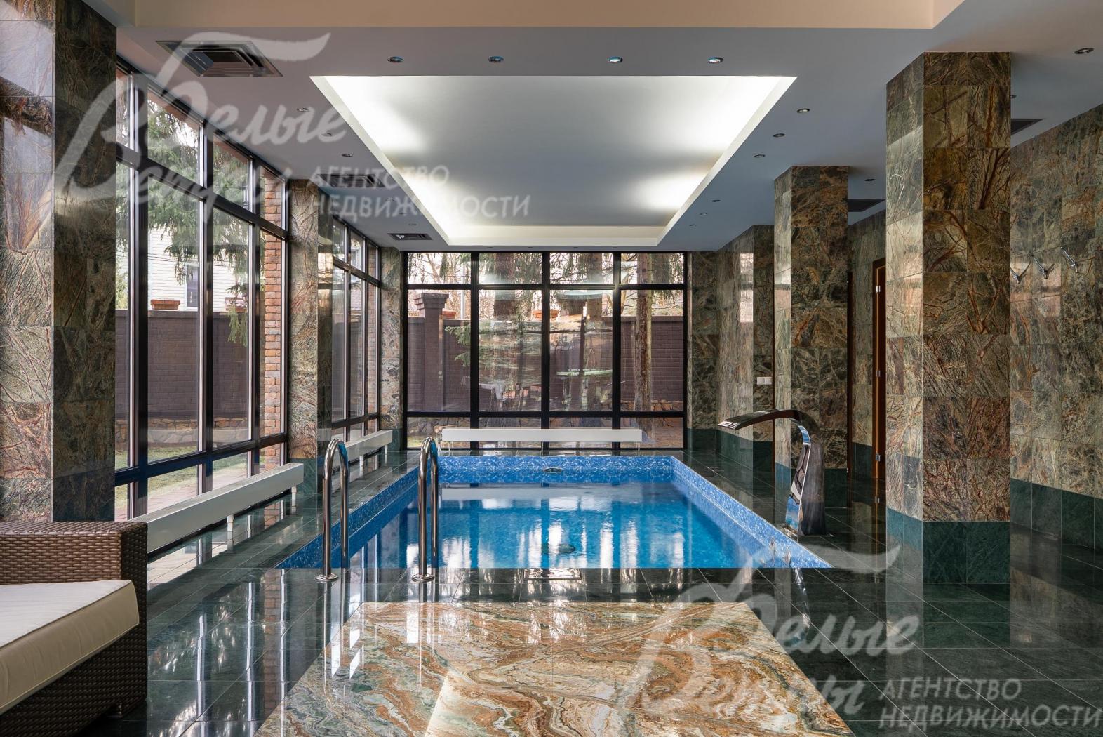 Бассейн оборудован противотоком, фонтаном и системой гидромассажа. 