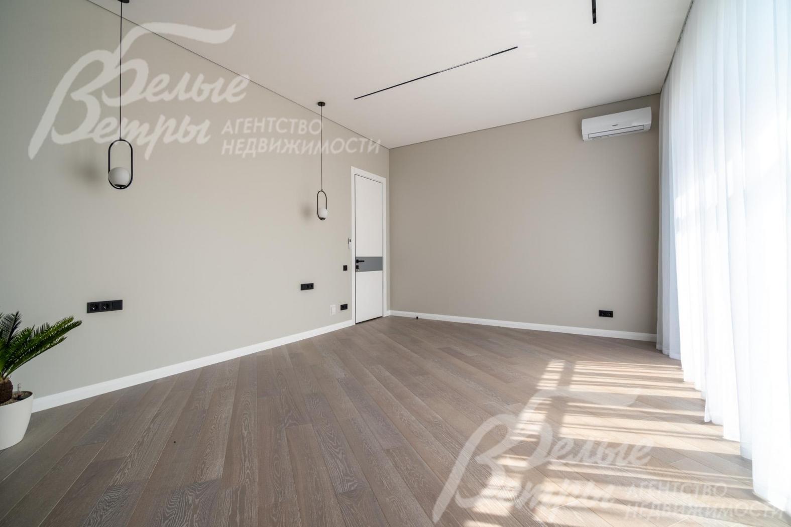 Одна из спален на втором этаже: по всему дому установлены стильные розетки и выключатели чёрного цвета (Schneider)