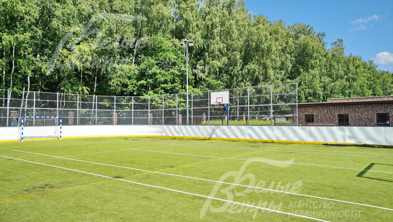 Игровое поле, зимой - каток 