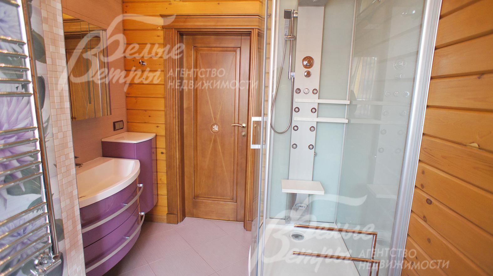 Использована техника фирм Jacuzzi Италия (душевые кабины с функцией сауны и гидромассажем) и Roca Испания (санфаянс)