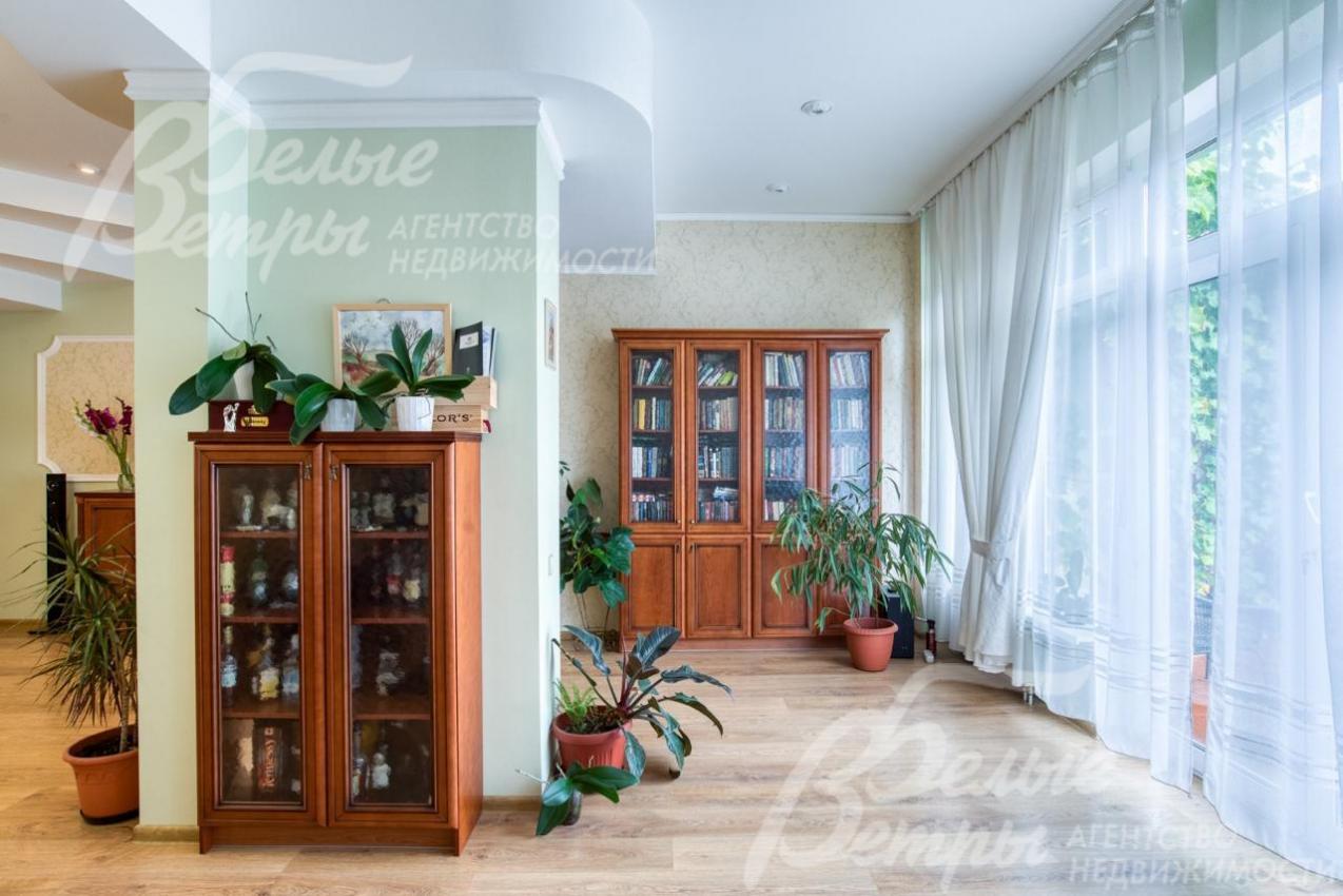 В гостиной - большое панорамное окно с выходом на участок