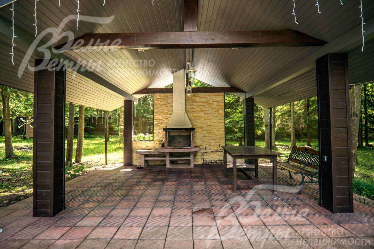 В беседке установлен каменный мангал, проложен водопровод