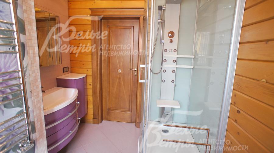 Использована техника фирм Jacuzzi Италия (душевые кабины с функцией сауны и гидромассажем) и Roca Испания (санфаянс)