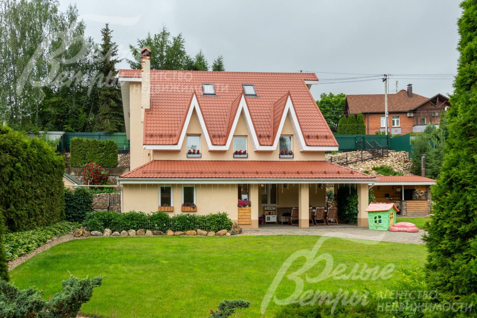 Дом стоит на живописном участке с эффектным ландшафтным дизайном