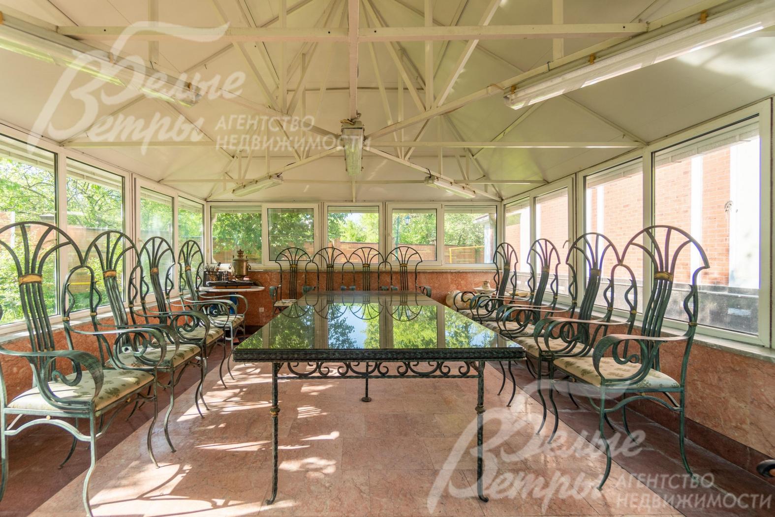 Беседка отделана внутри мрамором и гранитом