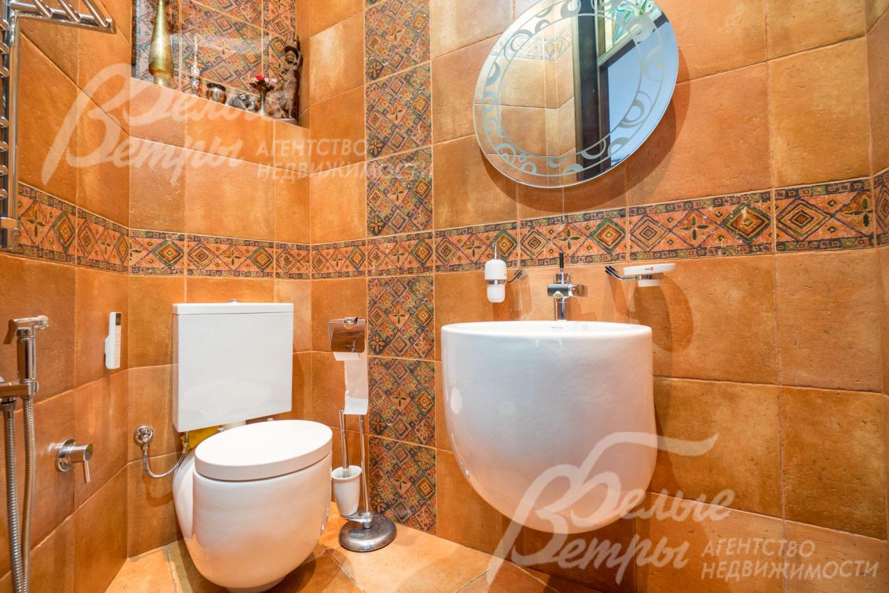 Гостевой санузел, вход - из холла