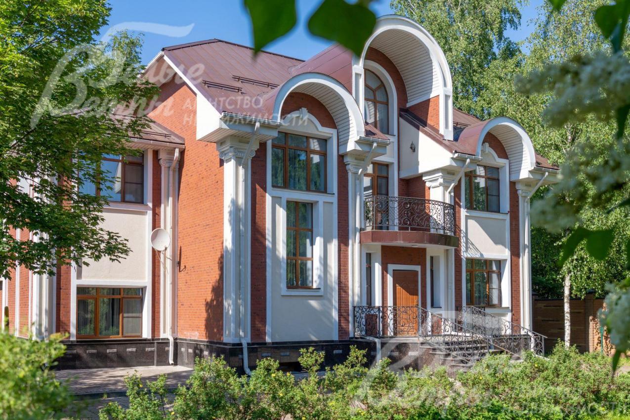 Стены дома облицованы клинкерной плиткой и декоративной  штукатуркой.