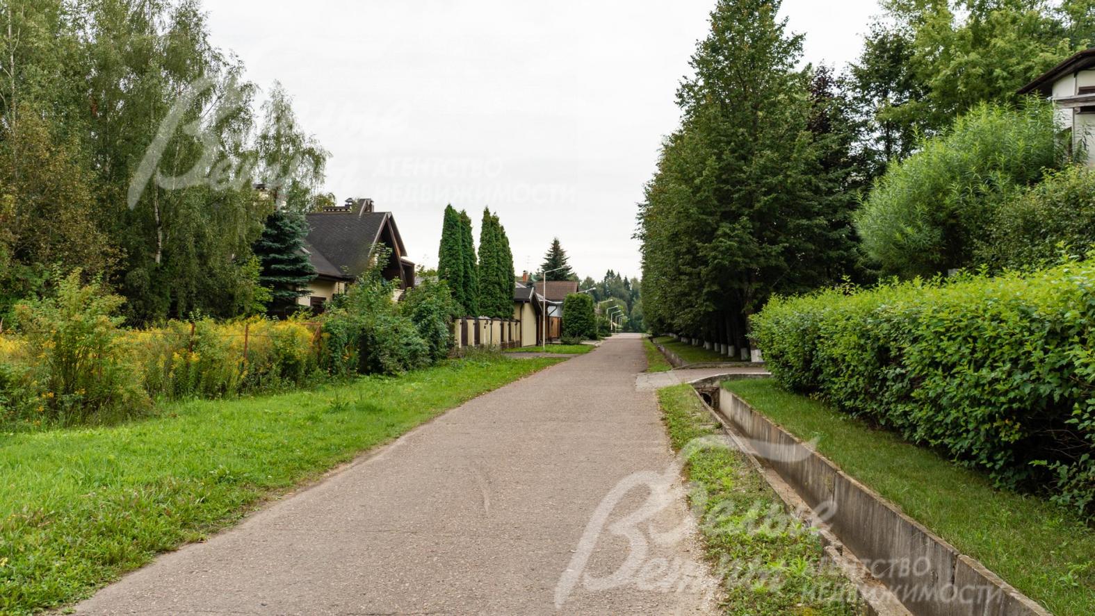 Прогулочная зона в поселке