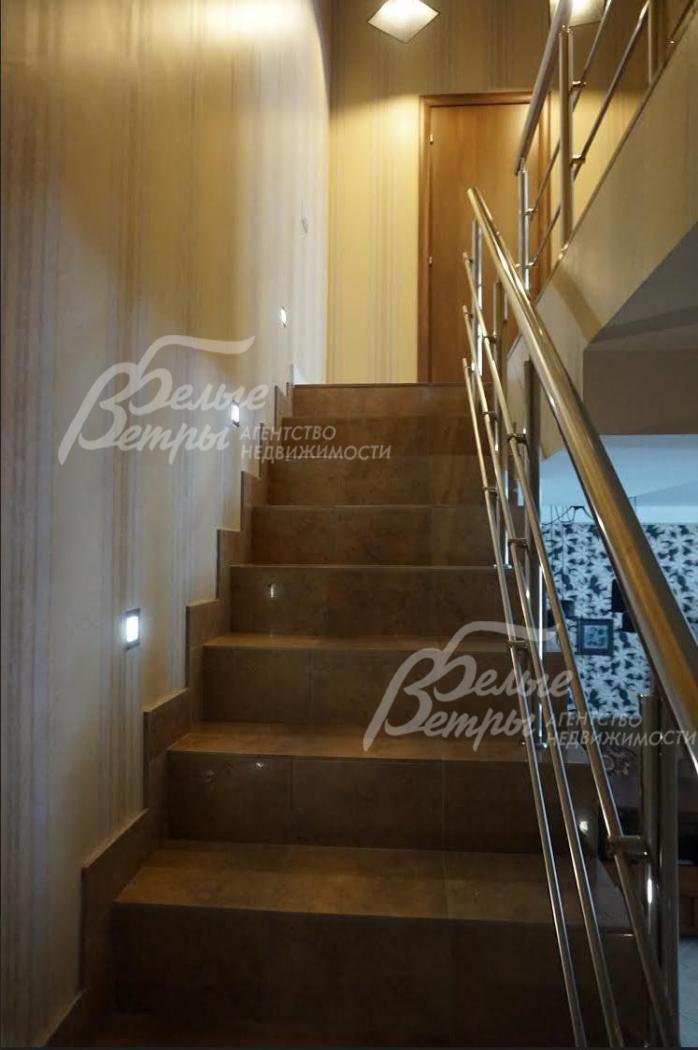 Лестничный марш с дополнительным освещением